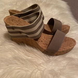 Slip on wedges with elastic bands. Comfy